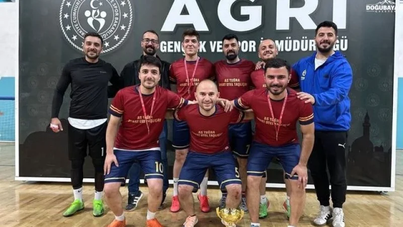 Ağrı'da futsal turnuvasının şampiyonu bölge finallerine gidiyor