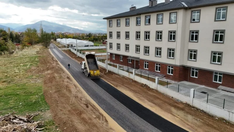 Bolvadin’de Huzurevi yolu sıcak asfalta kavuştu