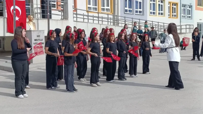 Amasya'da Çocukların Cumhuriyet Coşkusu Velilerin Gözyaşlarına Karıştı