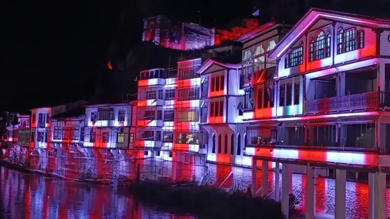 Amasya’da tarihi yapılar kırmızı beyaza büründü