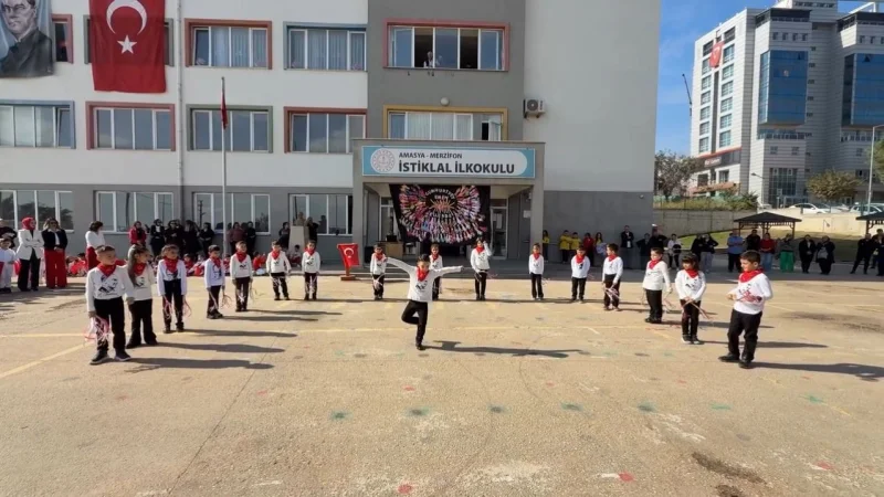Amasya'nın Minik Efeleri Cumhuriyeti Zeybek Oynayarak Kutladı