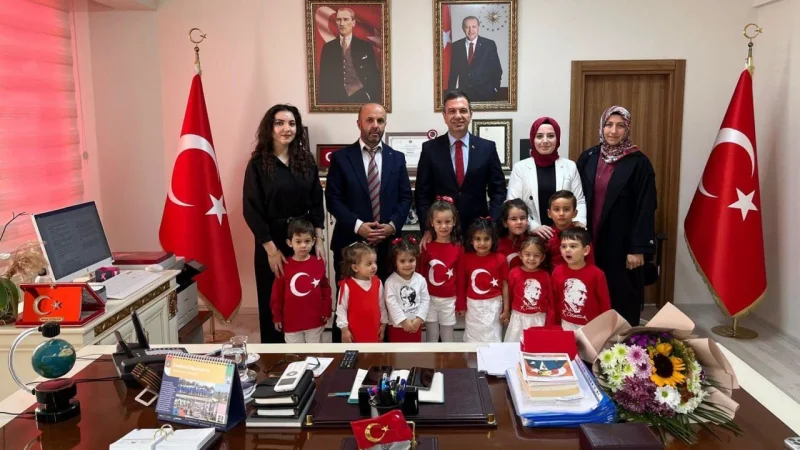 Kırmızı Beyaza Bürünüp Kaymakam Gürçam'ı Ziyaret Ettiler