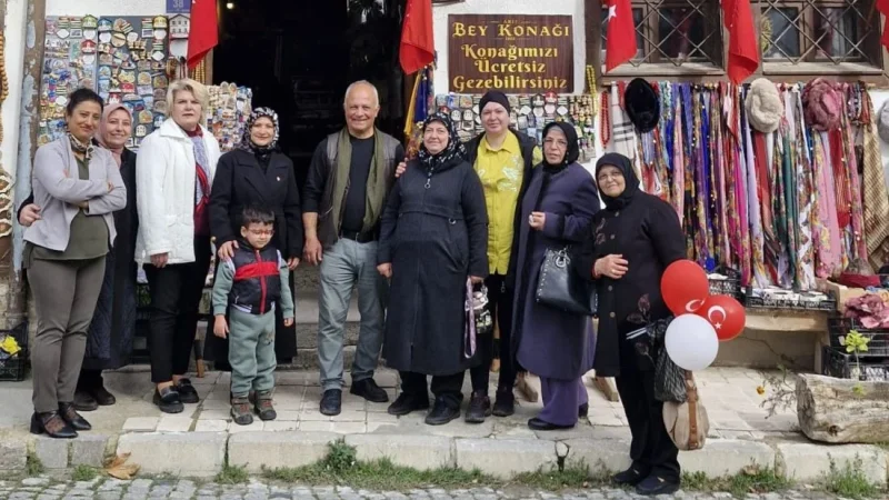 Afyon’da çocuklara bayraklı Cumhuriyet sürprizi