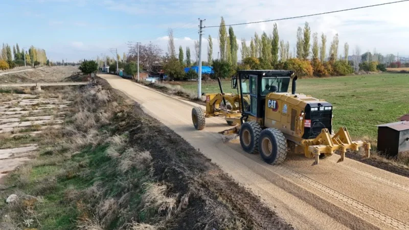 Bolvadin Erkmen Mahallesi Harlak mevkisinde soğuk asfalt çalışmaları başladı