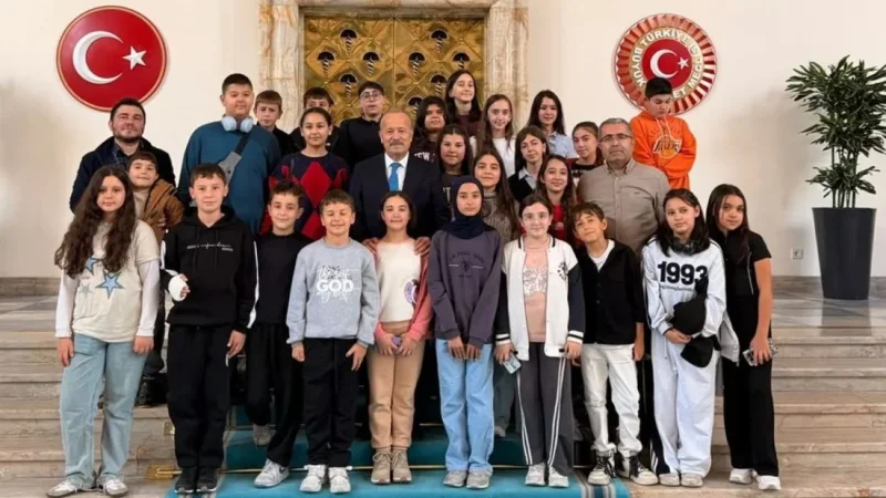 Öğrencilerden TBMM’de “Yaşasın Cumhuriyet!” coşkusu