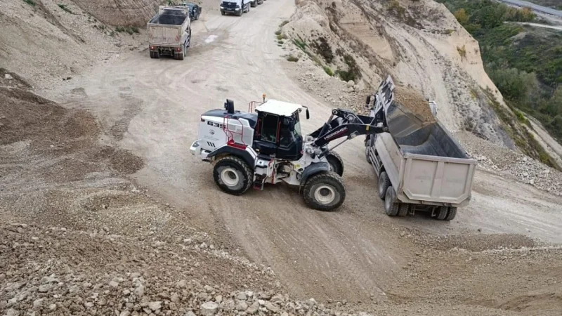 Taşova'nın Köy Yollarına Kış Hazırlığı: 6,5 Kilometre Tamamlandı